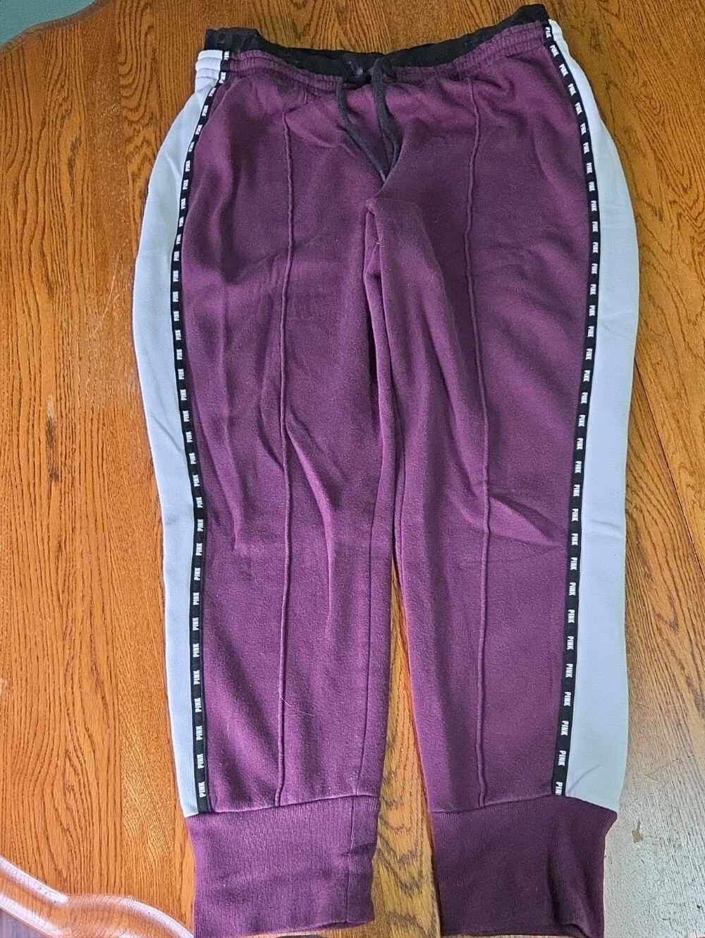Victoria's Secret PINK
Skinny Track Pants / Joggers in burgundy